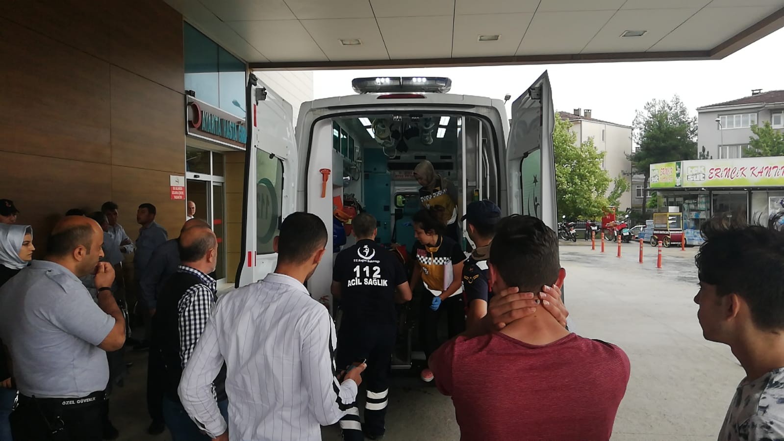 Yağmurda kontrolden çıkan otomobil yayaya çarptı